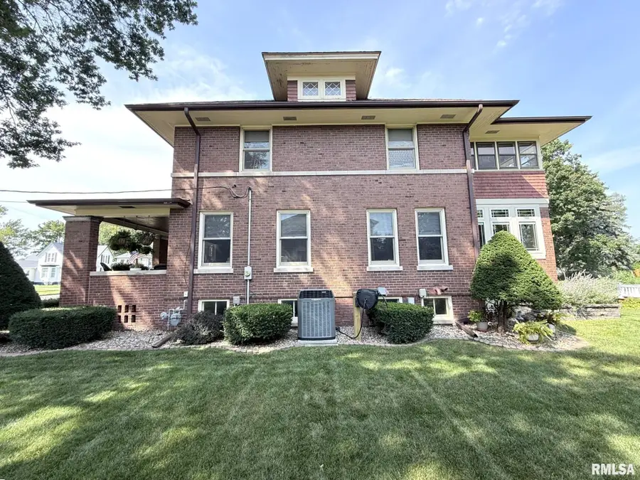 1121 N Kellogg Street, Galesburg, IL 61401 - #3