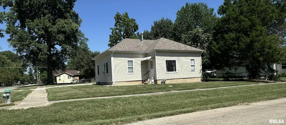 421 W 3rd Street, Taylorville, IL 62568 - #1