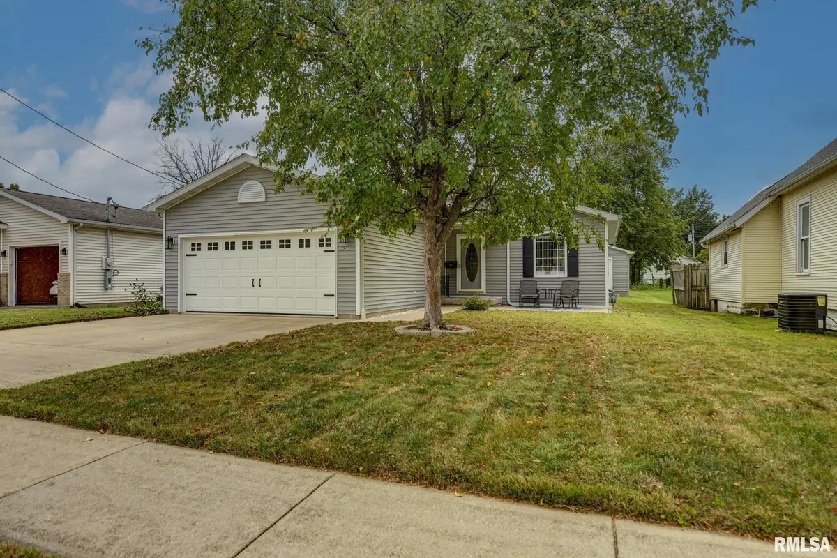 912 W Adams Street, Taylorville, IL 62568 - #1