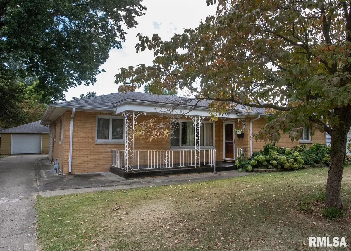 512 W Poplar Street, Taylorville, IL 62568 - #1