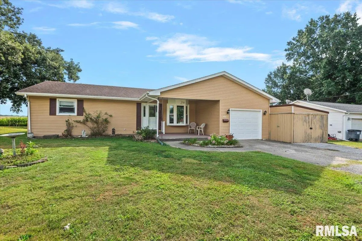 402 S Curtiss Street, Waverly, IL 62692 - #1