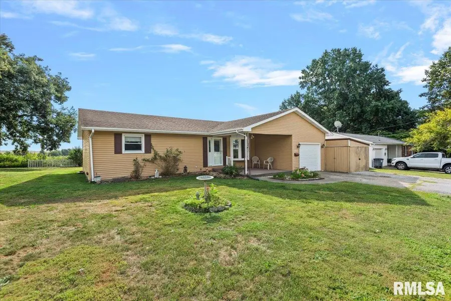 402 S Curtiss Street, Waverly, IL 62692 - #2