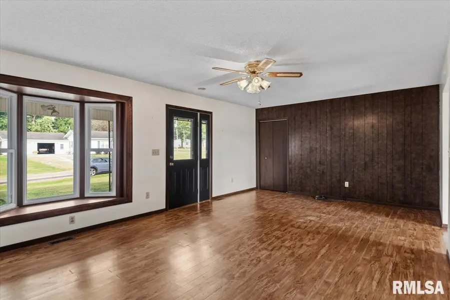 402 S Curtiss Street, Waverly, IL 62692 - #3