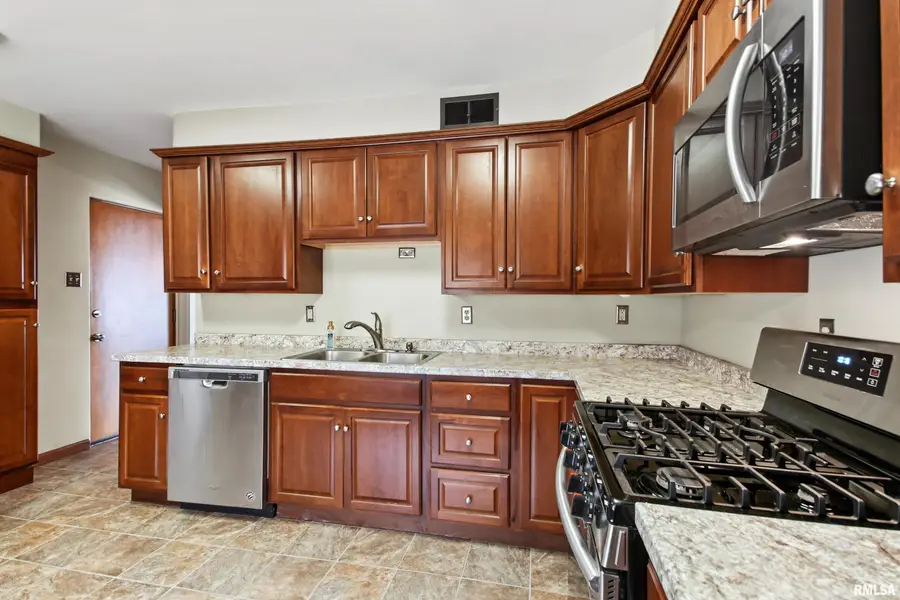 215 Woodlawn Court, Quincy, IL 62301 - #2
