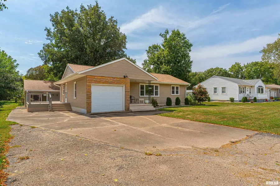 1515 E High Street, Mason City, IL 62664 - #2