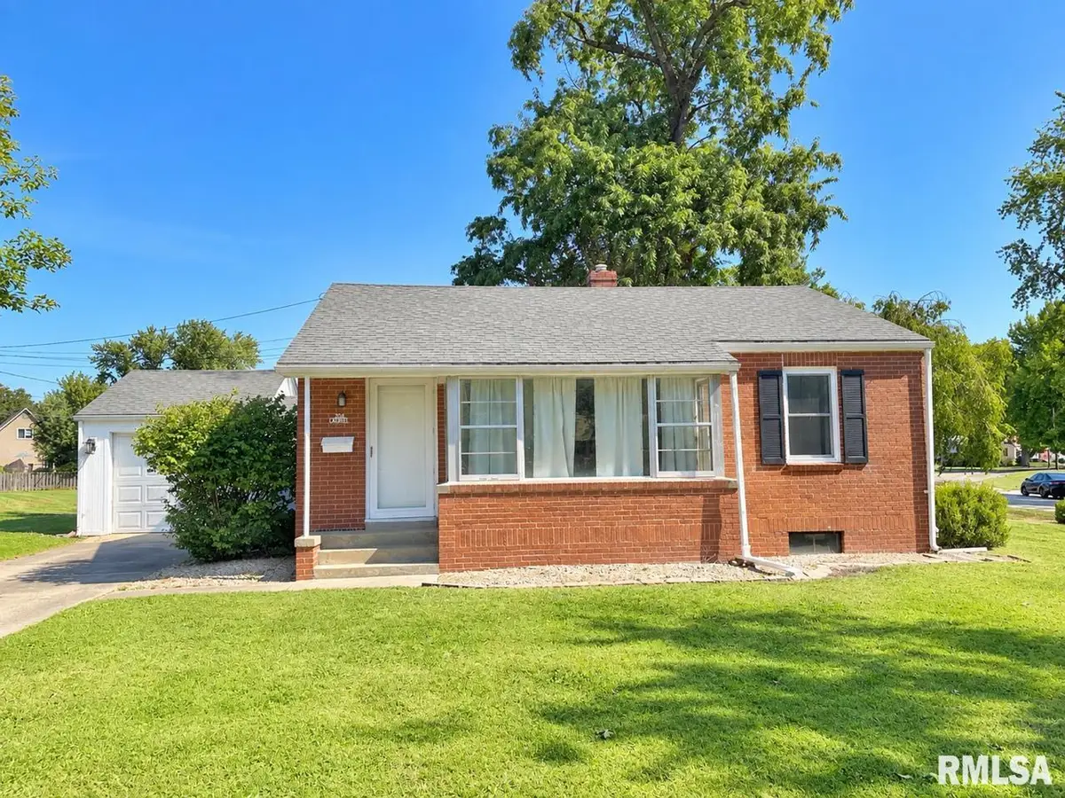 304 Laurel Drive, Jacksonville, IL 62650 - #1