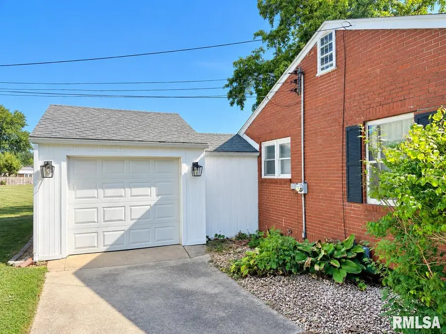 304 Laurel Drive, Jacksonville, IL 62650 - #2