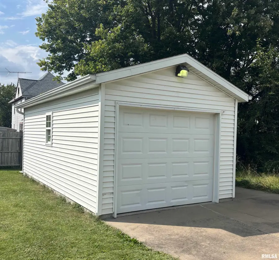 458 Clark Street, Galesburg, IL 61401 - #2