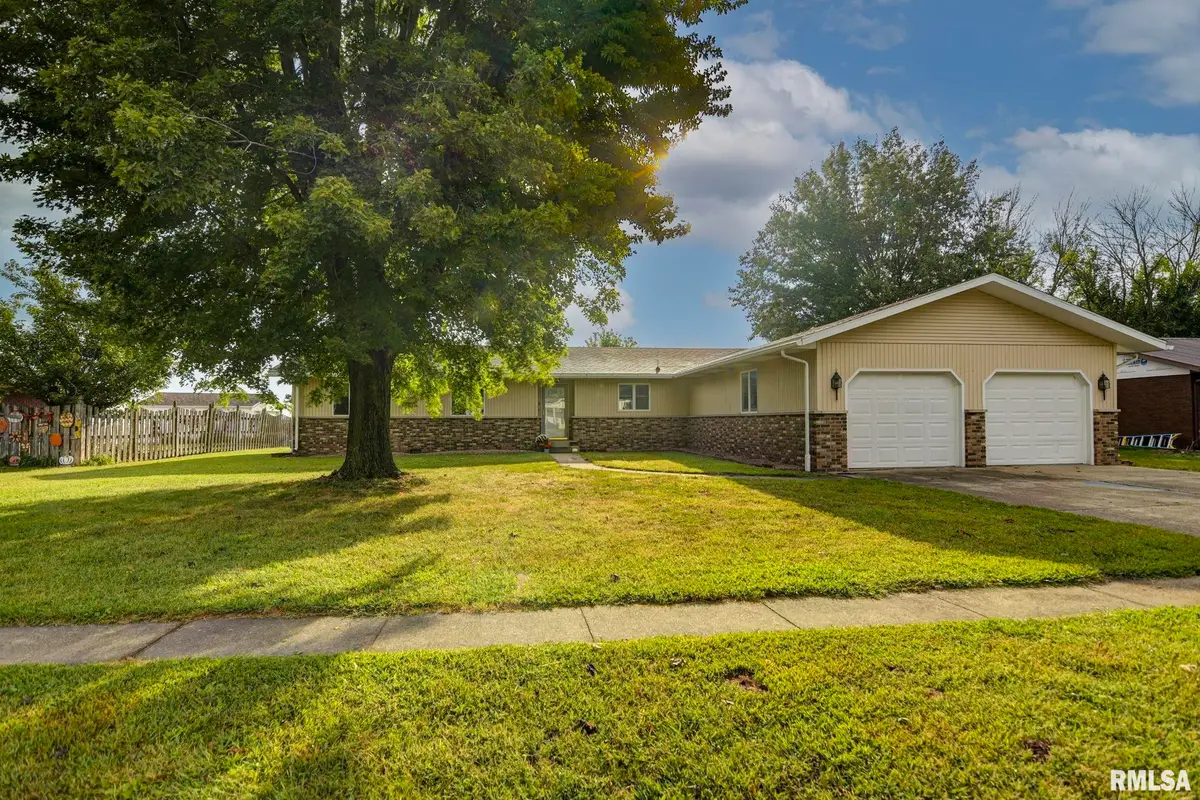 2 Wilshire Place, Stonington, IL 62567 - #1