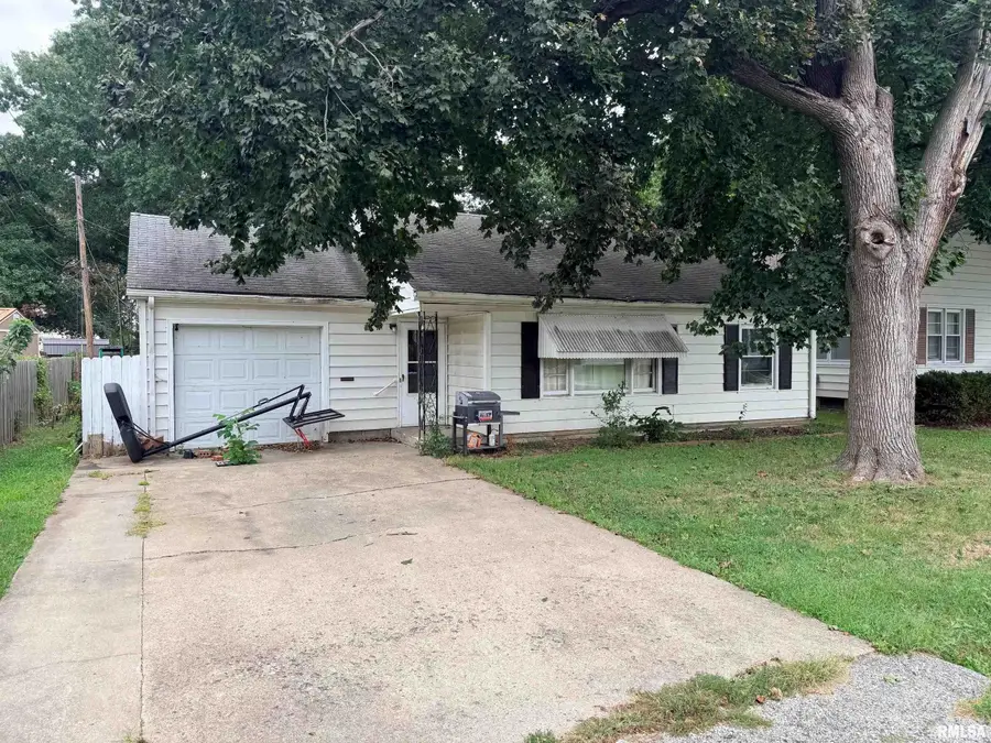 1384 Goltra Avenue, Jacksonville, IL 62650 - #2