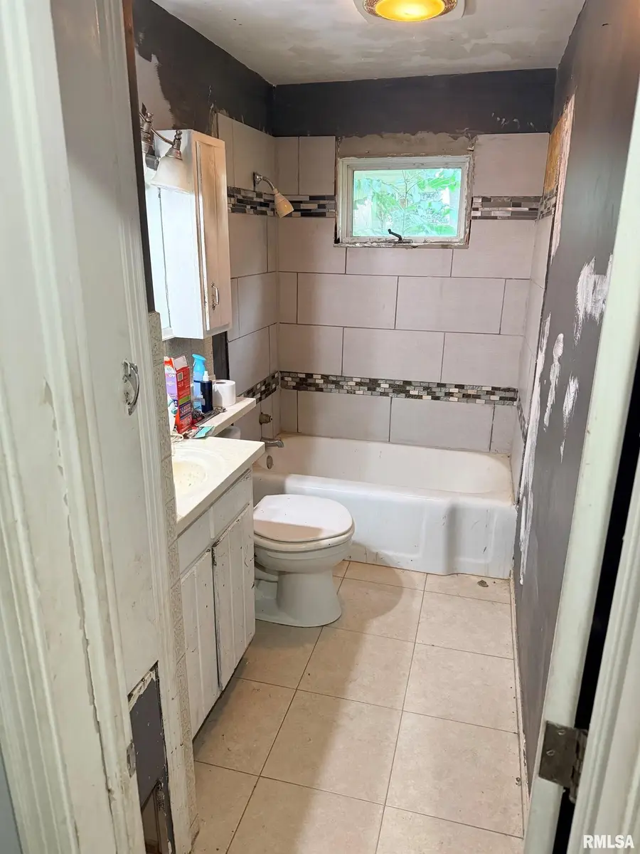 1384 Goltra Avenue, Jacksonville, IL 62650 - #3