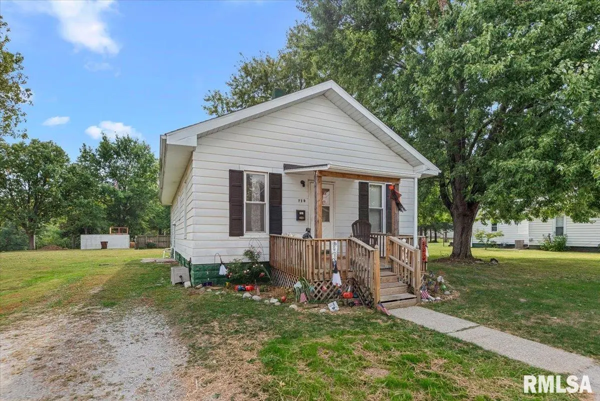 720 E Thompson Street, Taylorville, IL 62568 - #1