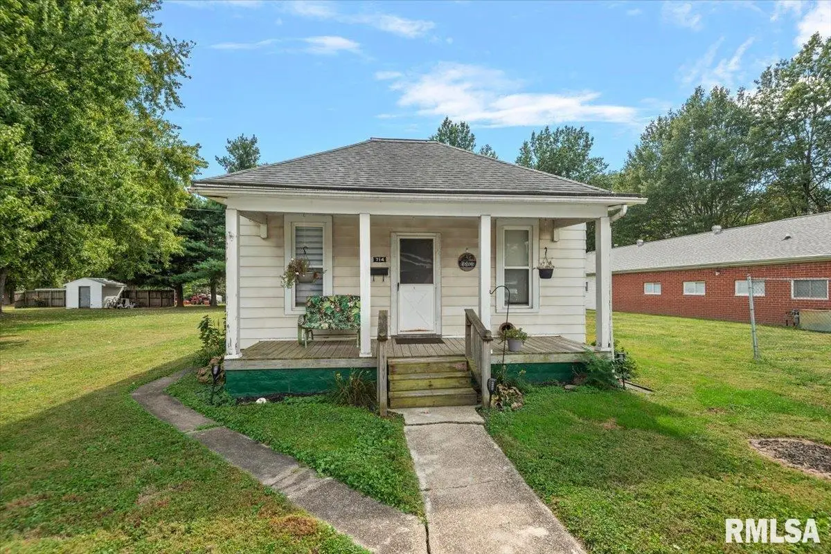 714 E Thompson Street, Taylorville, IL 62568 - #1