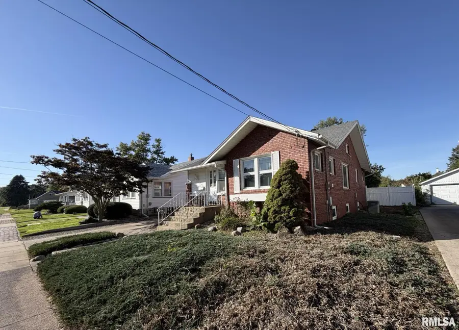 557 E 3rd Street, Galesburg, IL 61401 - #3