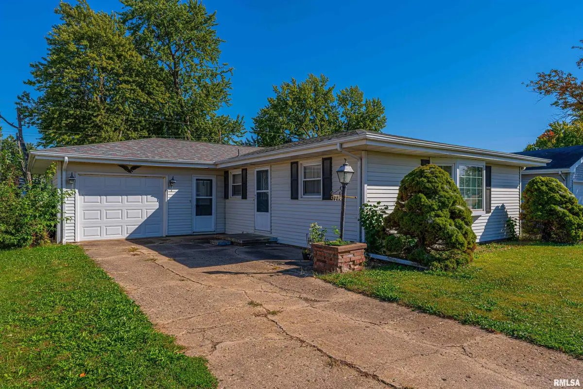 1038 N Jefferson Street, Lincoln, IL 62656 - #1