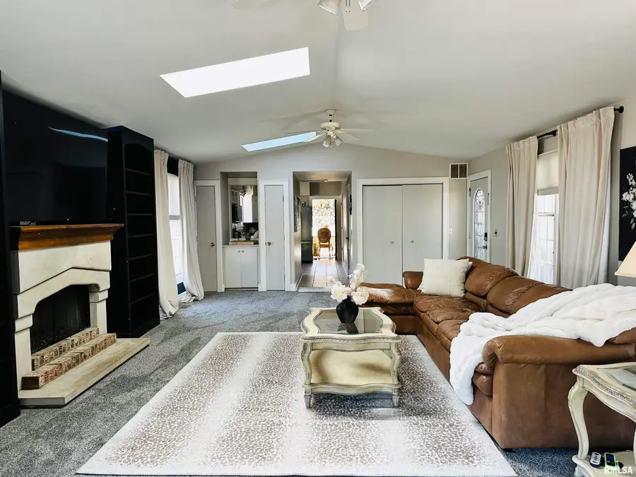 1318 W Lafayette Avenue, Jacksonville, IL 62650 - #2
