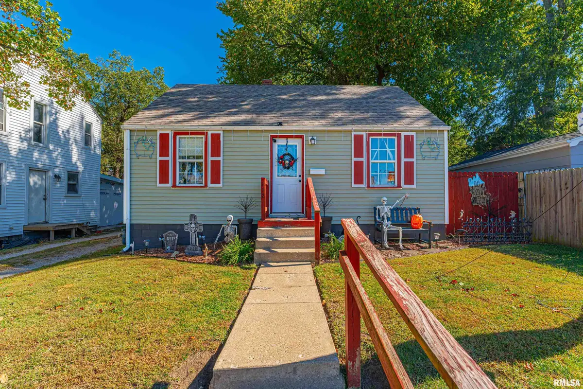 112 Palmer Avenue, Lincoln, IL 62656 - #1