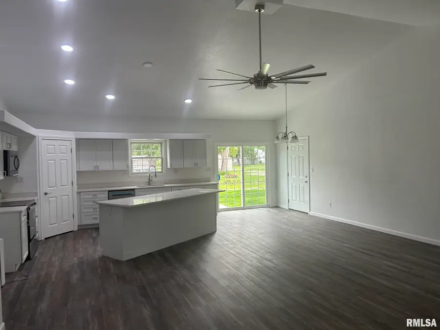 907 N Snodgrass Street, Taylorville, IL 62568 - #2