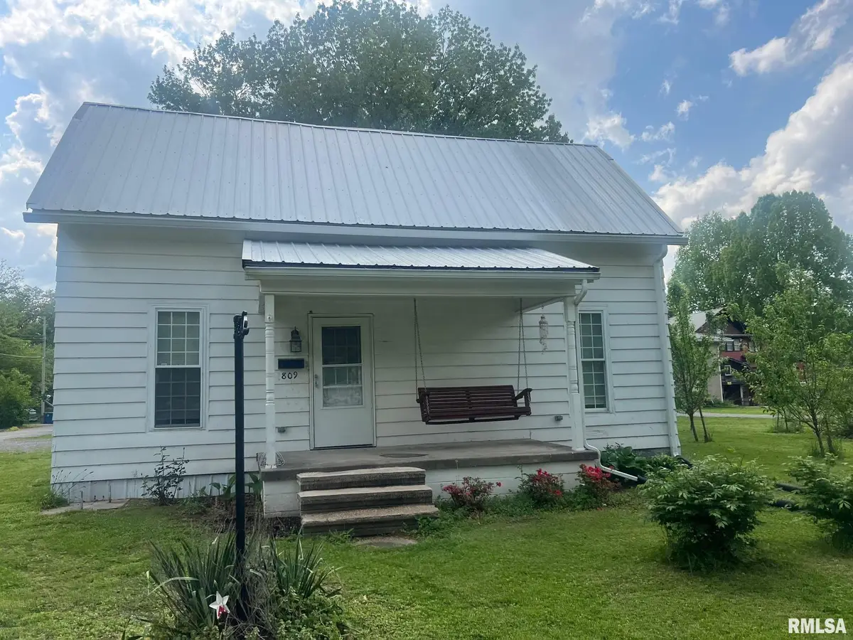 809 S Commercial Street, Benton, IL 62812-2316 - Image #1