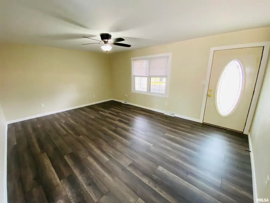 616 E Donna Drive, Irvington, IL 62848 - Image #2