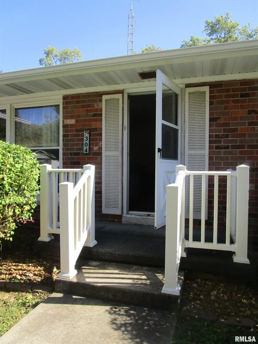 304 April Avenue, Carmi, IL 62821 - Image #2