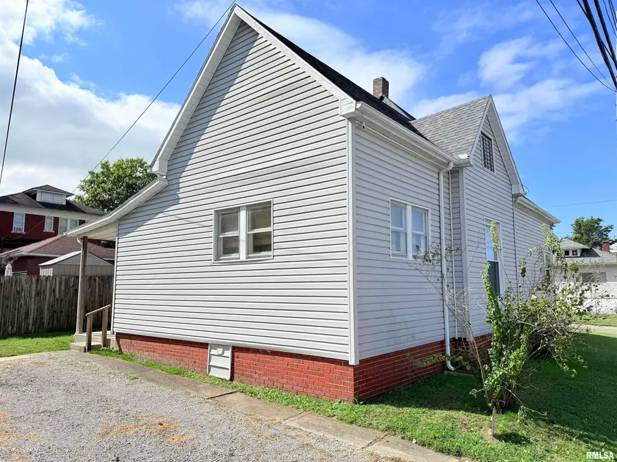 18 S Mill Street, Harrisburg, IL 62946-1722 - Image #3