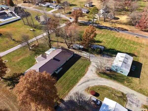 315 Hosselton Street Southwest, Clay City, IL 62824