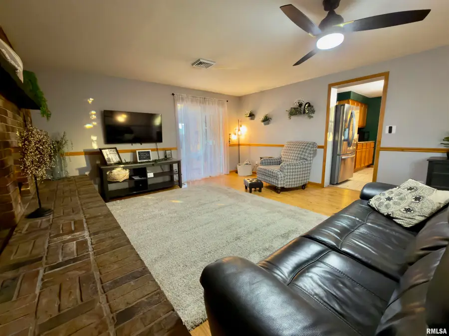 222 Hickory Street, Flora, IL 62839 - Image #2