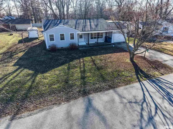 110 Hickory Street, Flora, IL 62839