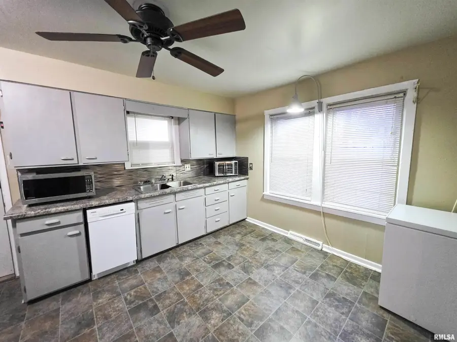 1037 E 3rd Street, Flora, IL 62839 - Image #3