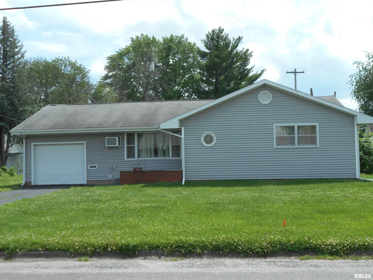 134 W Osborne Street, Bushnell, IL 61422 - #1