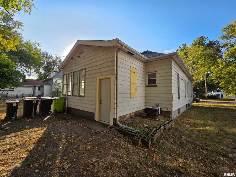 617 W Hanssler Place, Peoria, IL 61604 - Image #2