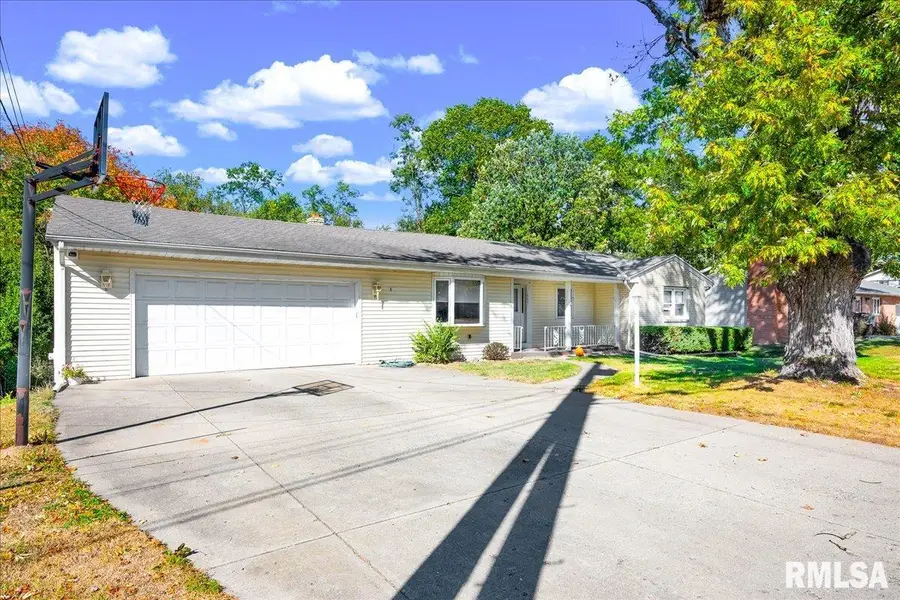 1733 Saint Clair Drive, Pekin, IL 61554 - Image #2