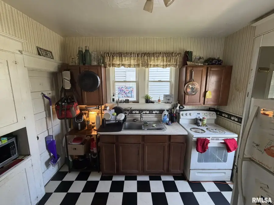 459 E Locust Street, Canton, IL 61520 - #3