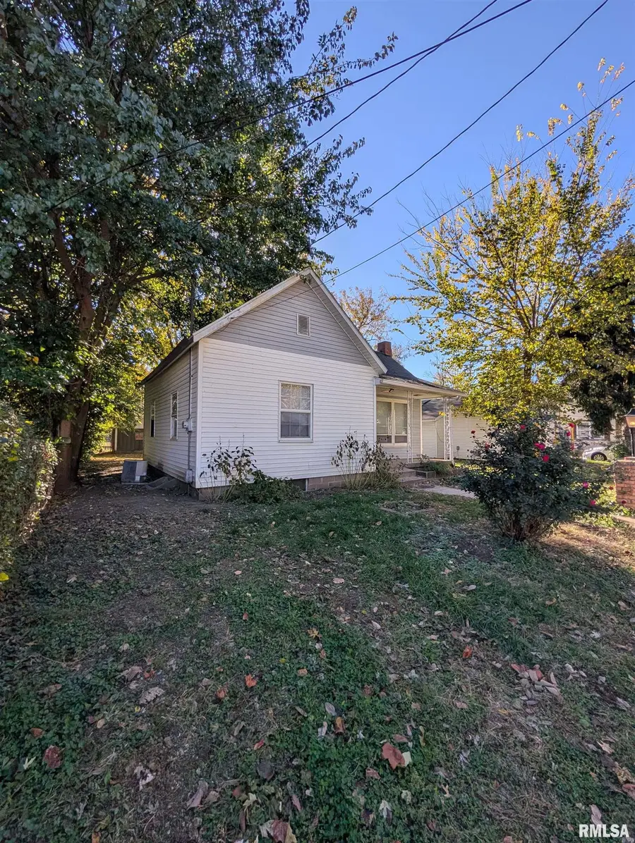 944 E Walnut Avenue, Canton, IL 61520 - Image #2