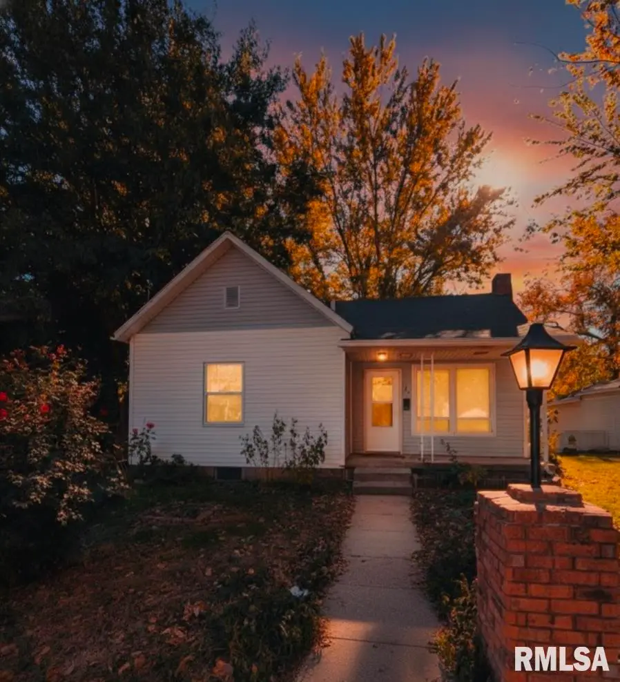 944 E Walnut Avenue, Canton, IL 61520 - #2