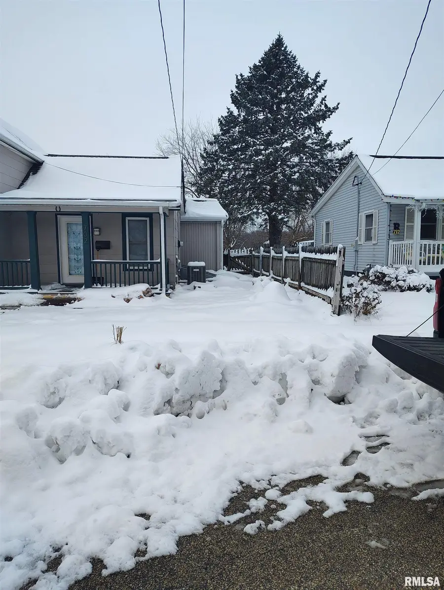 702 N Avenue C, Canton, IL 61520 - Image #2