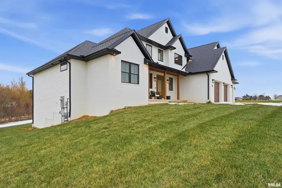 201 Royal Point Court, Pekin, IL 61554 - Image #2