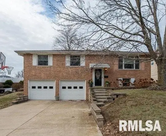 6407 N Robinwood Drive, Peoria, IL 61614