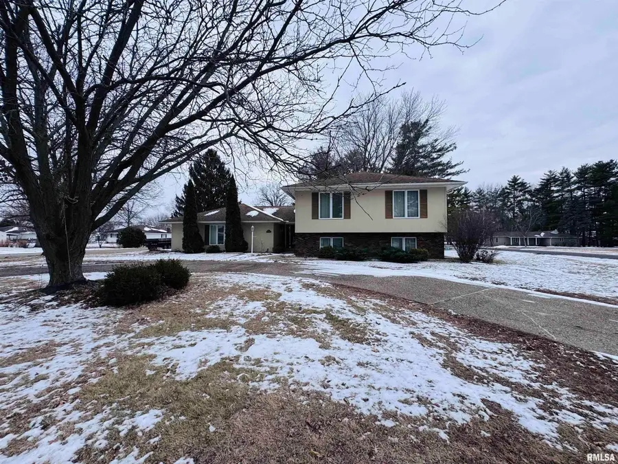 201 Evergreen Drive, Macomb, IL 61455 - Image #2