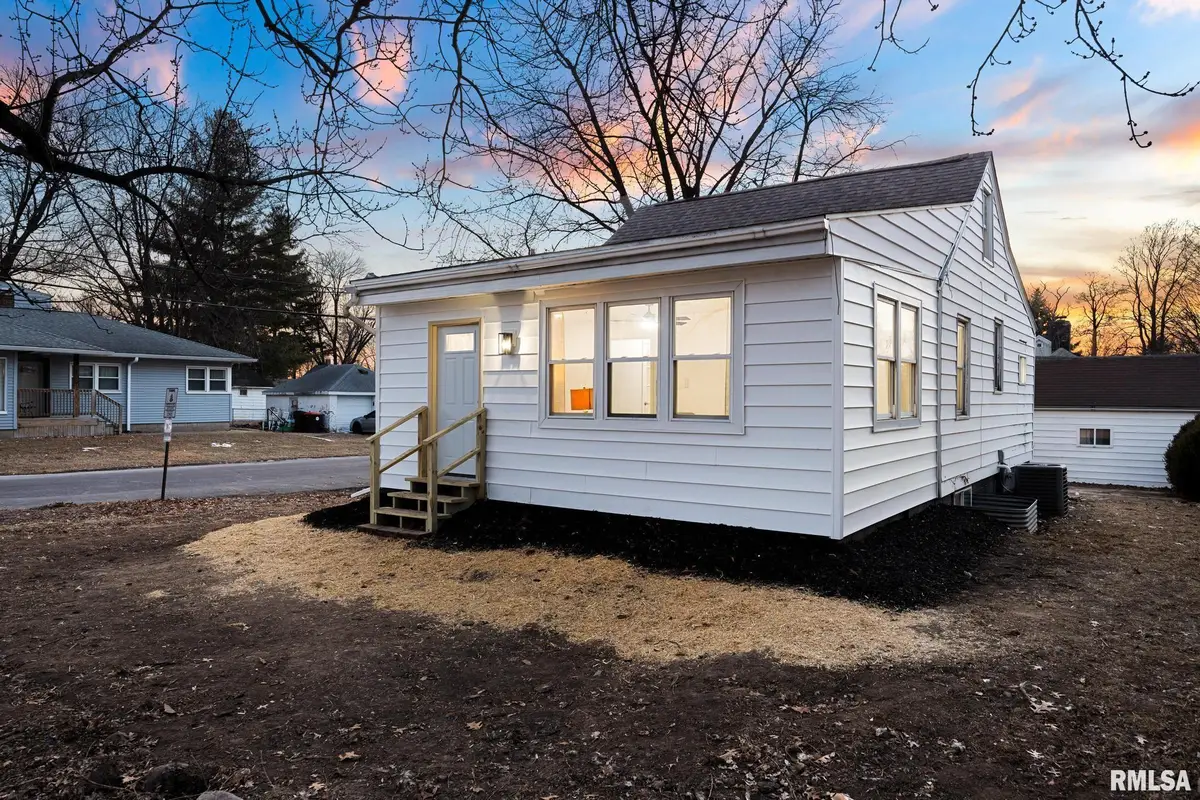 401 N Highland Avenue, Creve Coeur, IL 61610 - #1