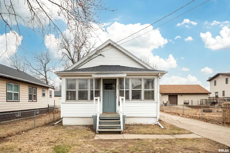 911 E Moneta Avenue, Peoria Heights, IL 61616 - #2