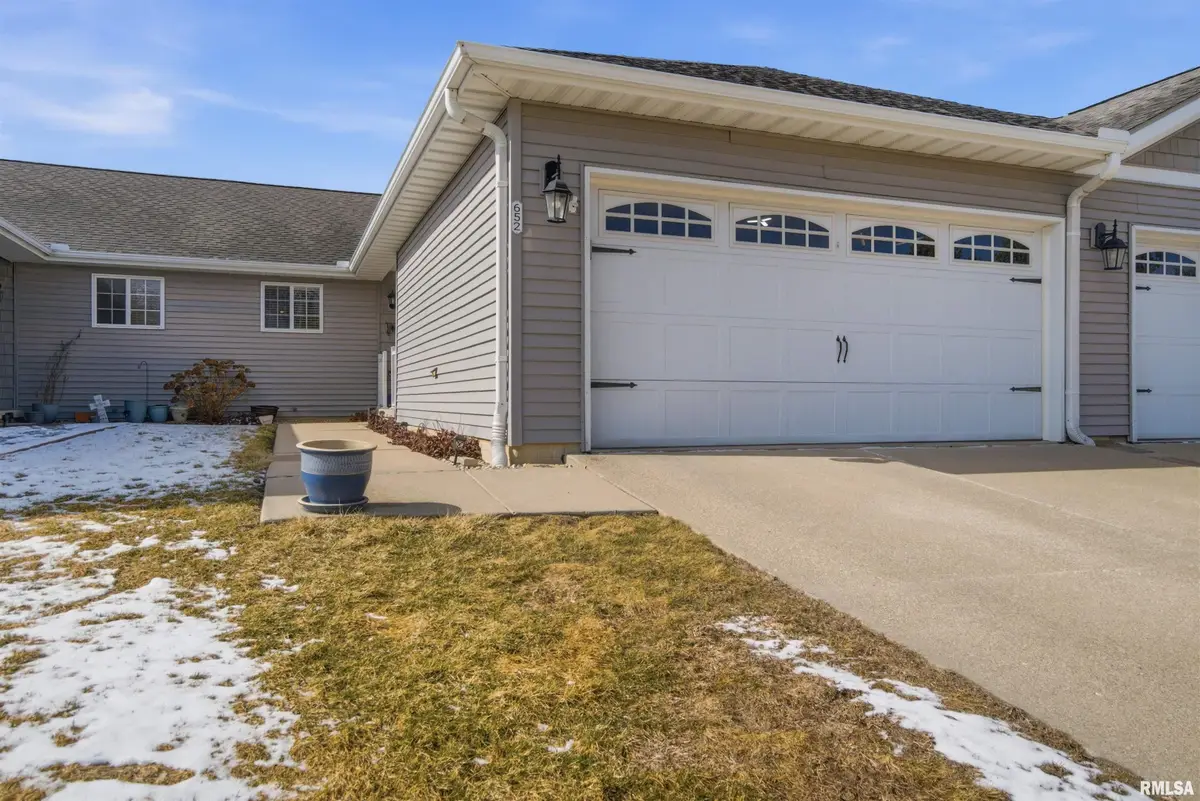 652 Bittersweet Avenue, Germantown Hills, IL 61548 - #1