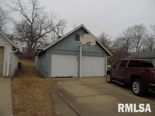 355 W Walnut Street, Canton, IL 61520 - #2