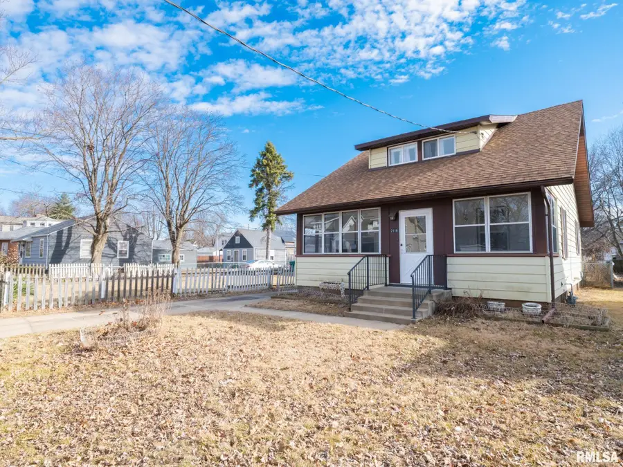 2118 W Sherman Avenue, West Peoria, IL 61604 - #3