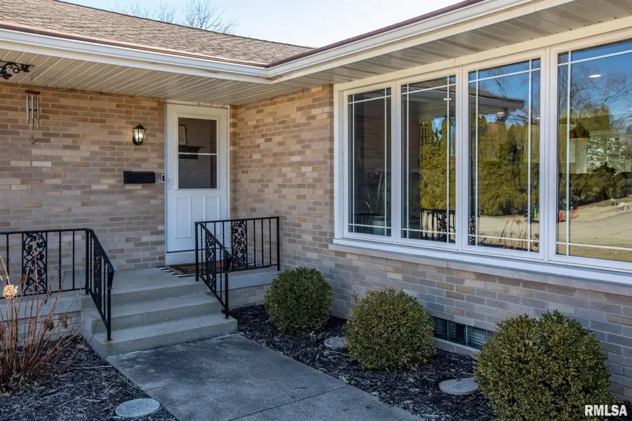 924 E Emerson Street, Morton, IL 61550 - #3