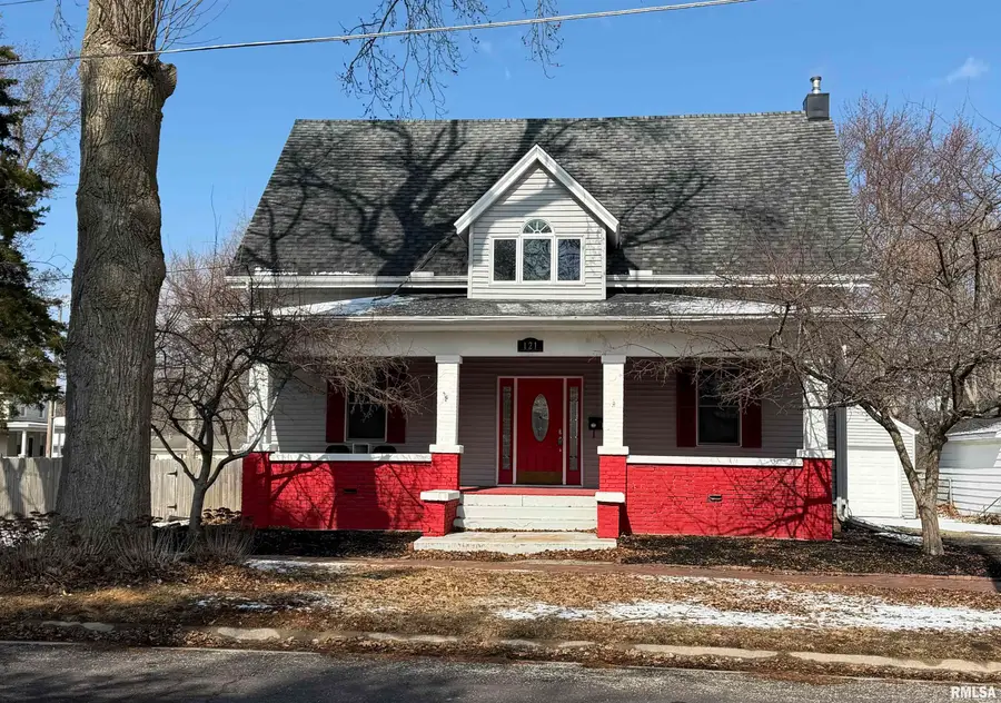 121 E Court Street, Farmington, IL 61531 - #2