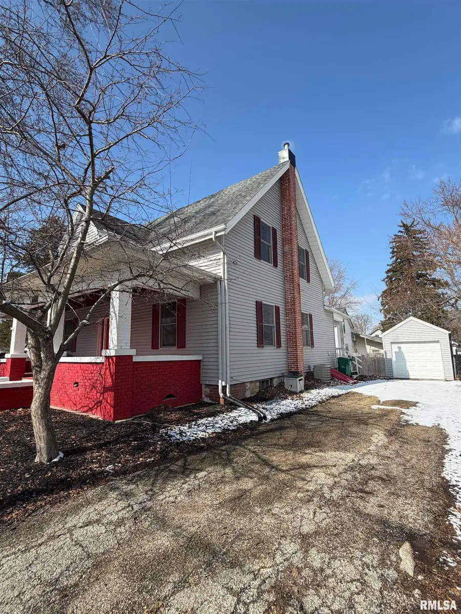 121 E Court Street, Farmington, IL 61531 - #3