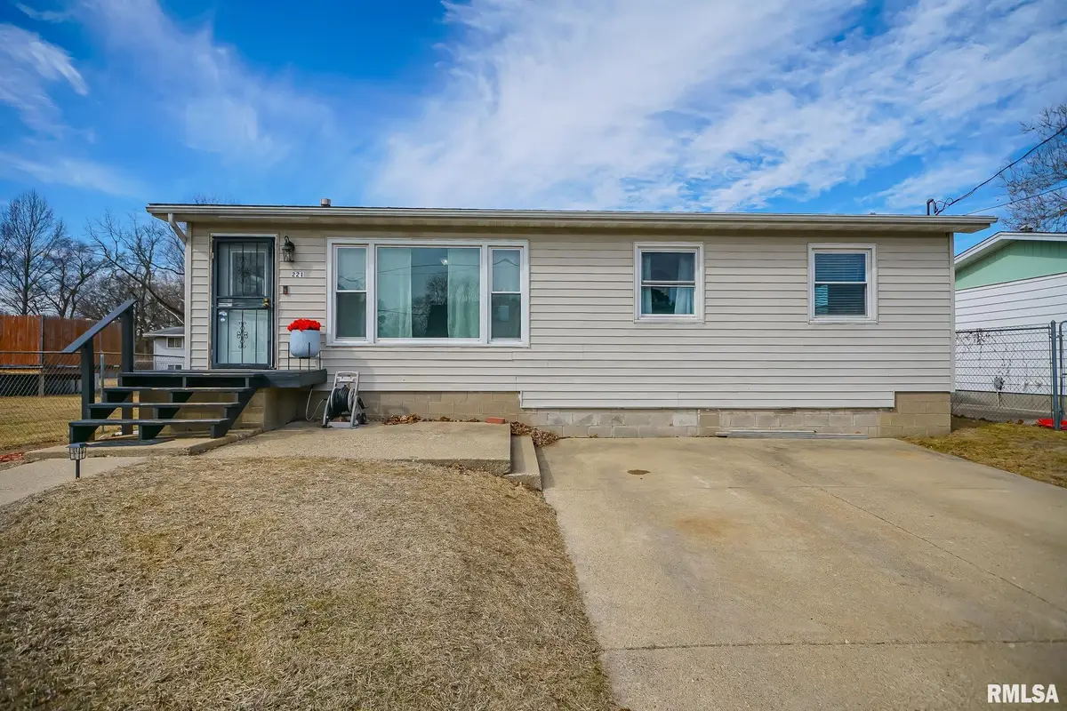 221 N Stewart Street, Creve Coeur, IL 61610 - #1