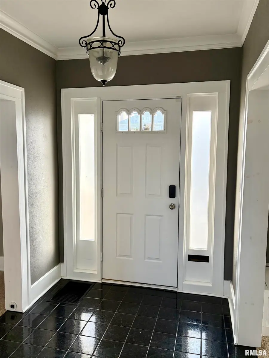 135 W Hanssler Place, Peoria, IL 61604 - #3